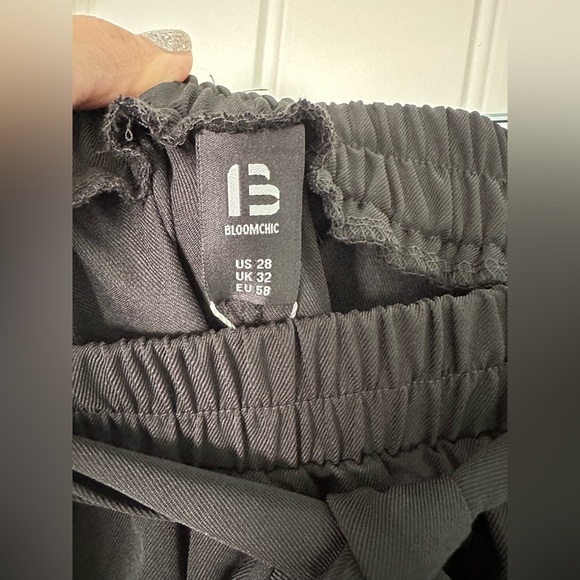 NWT BloomChic black pant with belt and pockets - Picture 3 of 3